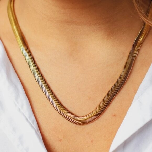 Wide necklace
